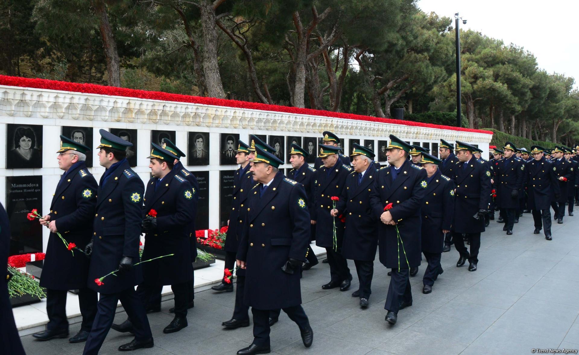 Azerbaijani public paying tribute to January 20 victims (PHOTO)