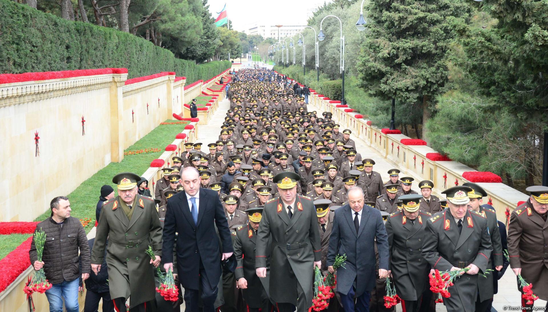 Azerbaijani public paying tribute to January 20 victims (PHOTO)