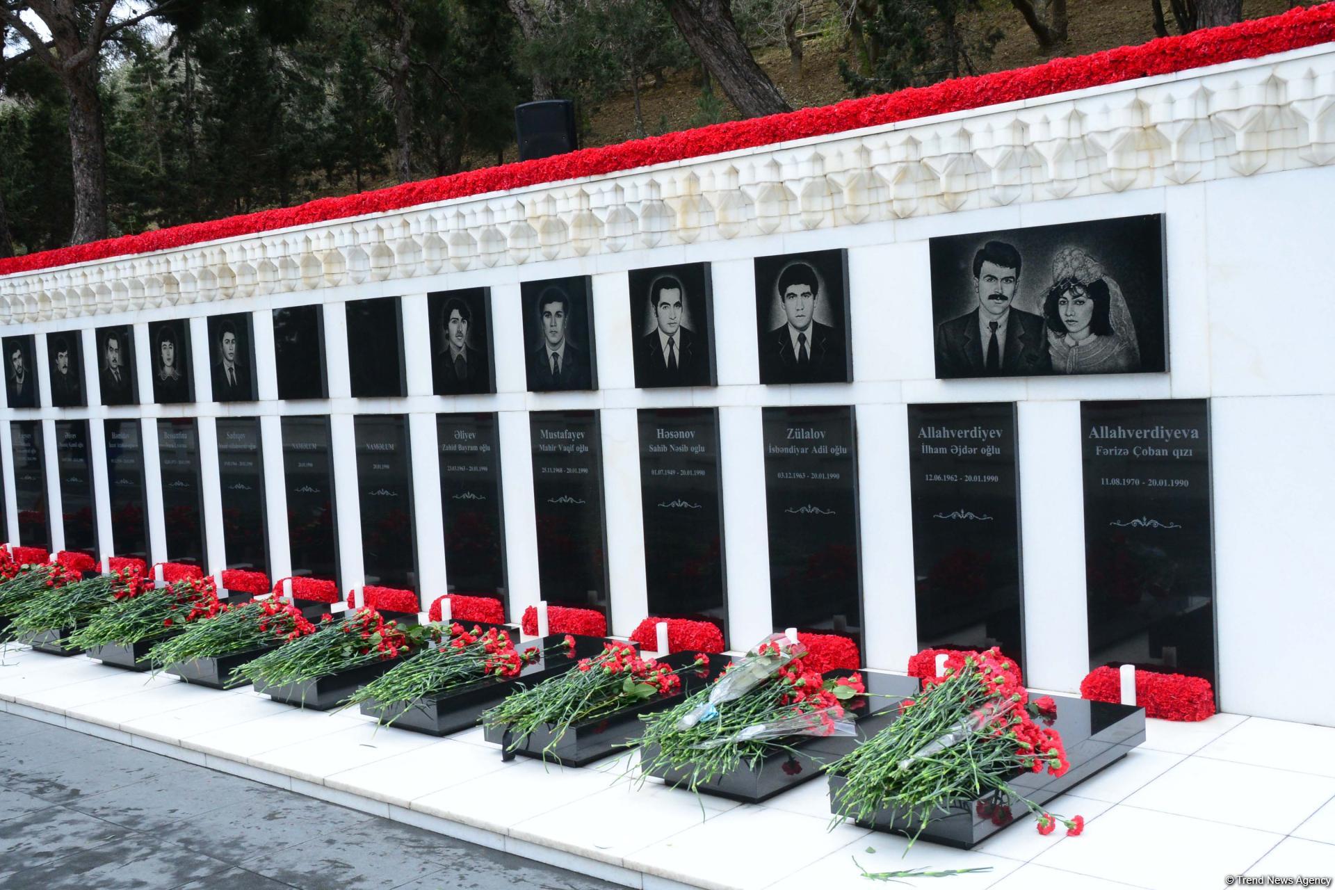 Azerbaijani public paying tribute to January 20 victims (PHOTO)