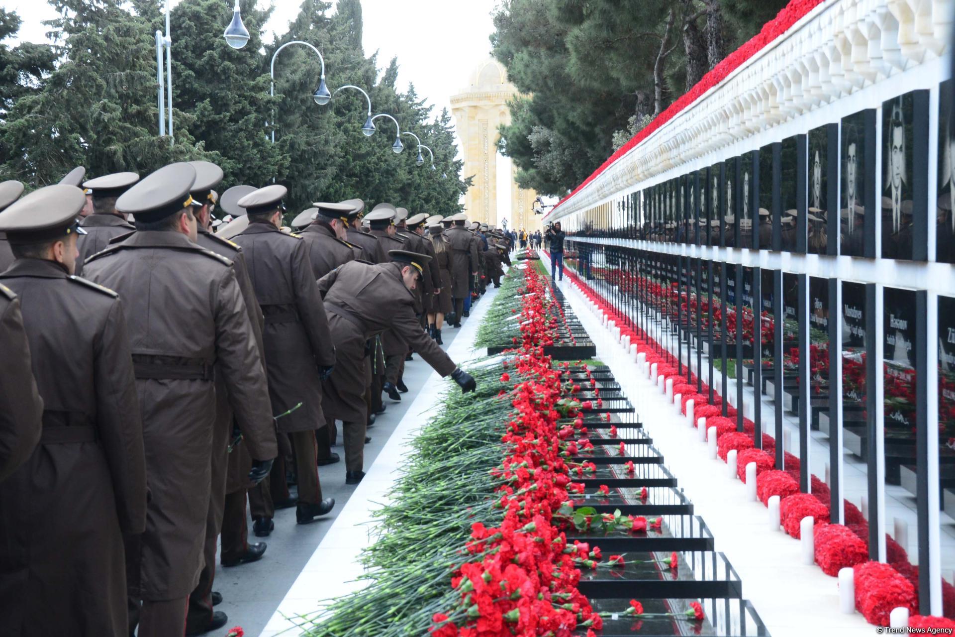 Azerbaijani public paying tribute to January 20 victims (PHOTO)
