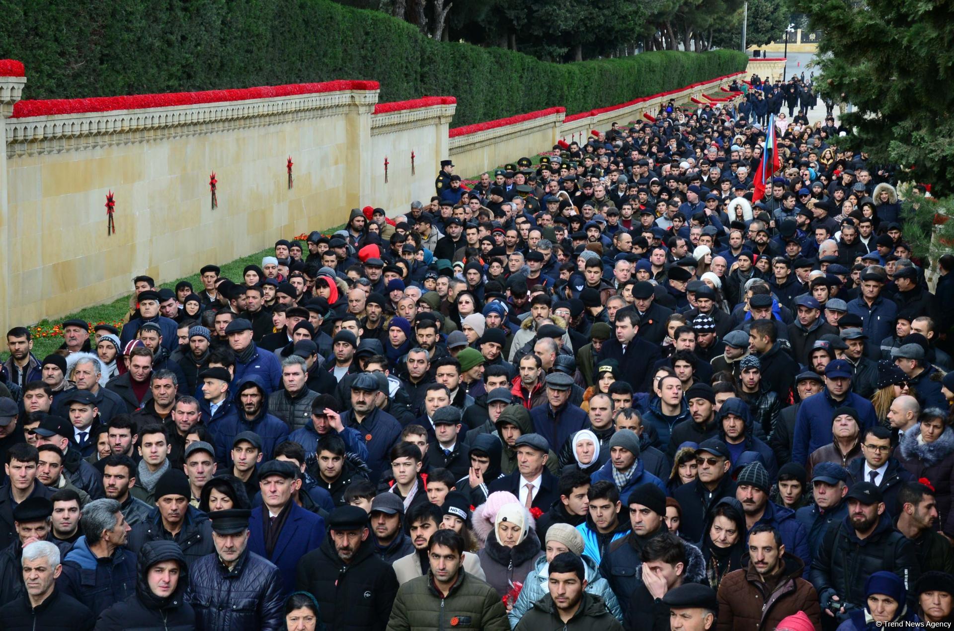 Azerbaijani public paying tribute to January 20 victims (PHOTO)