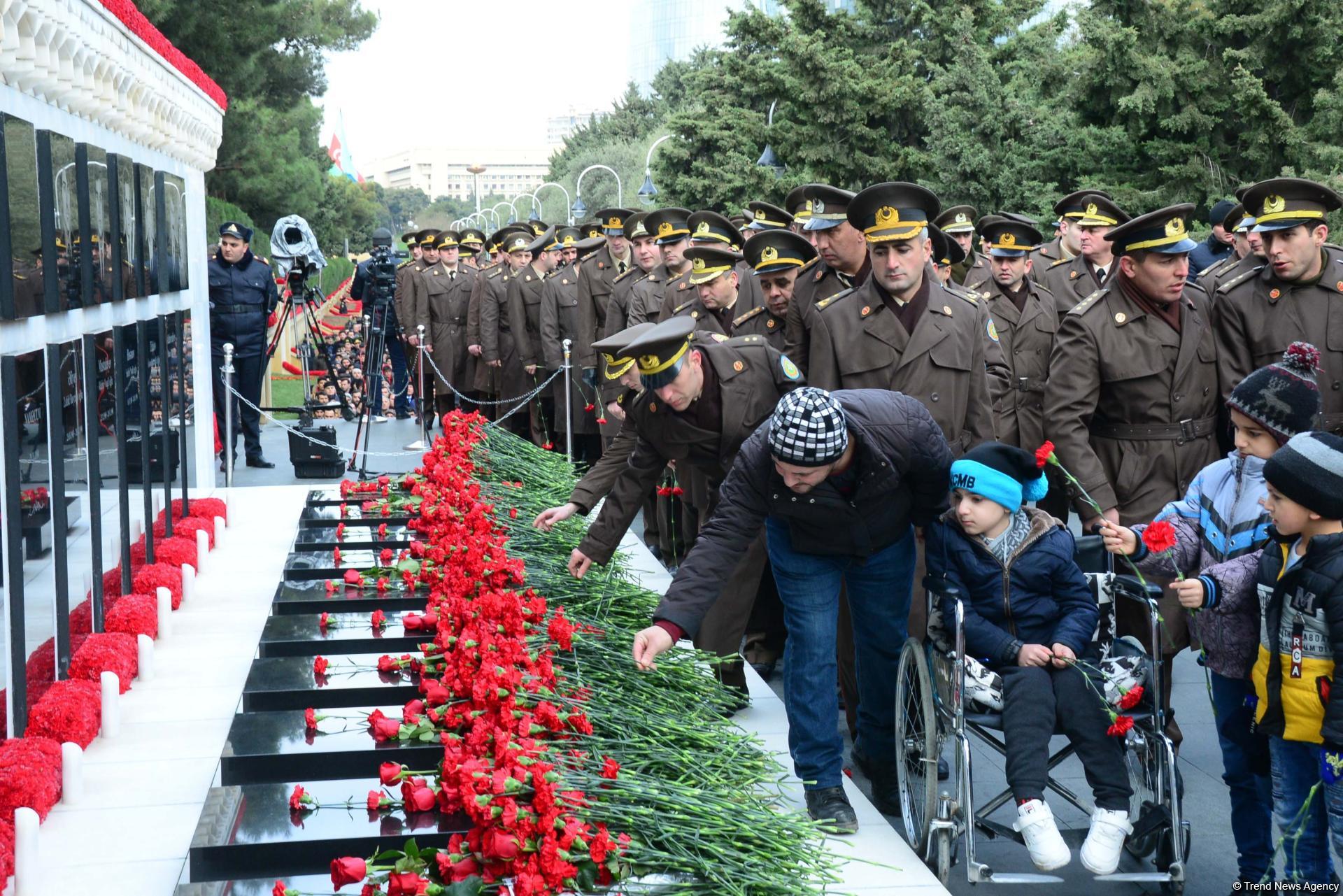 Azerbaijani public paying tribute to January 20 victims (PHOTO)