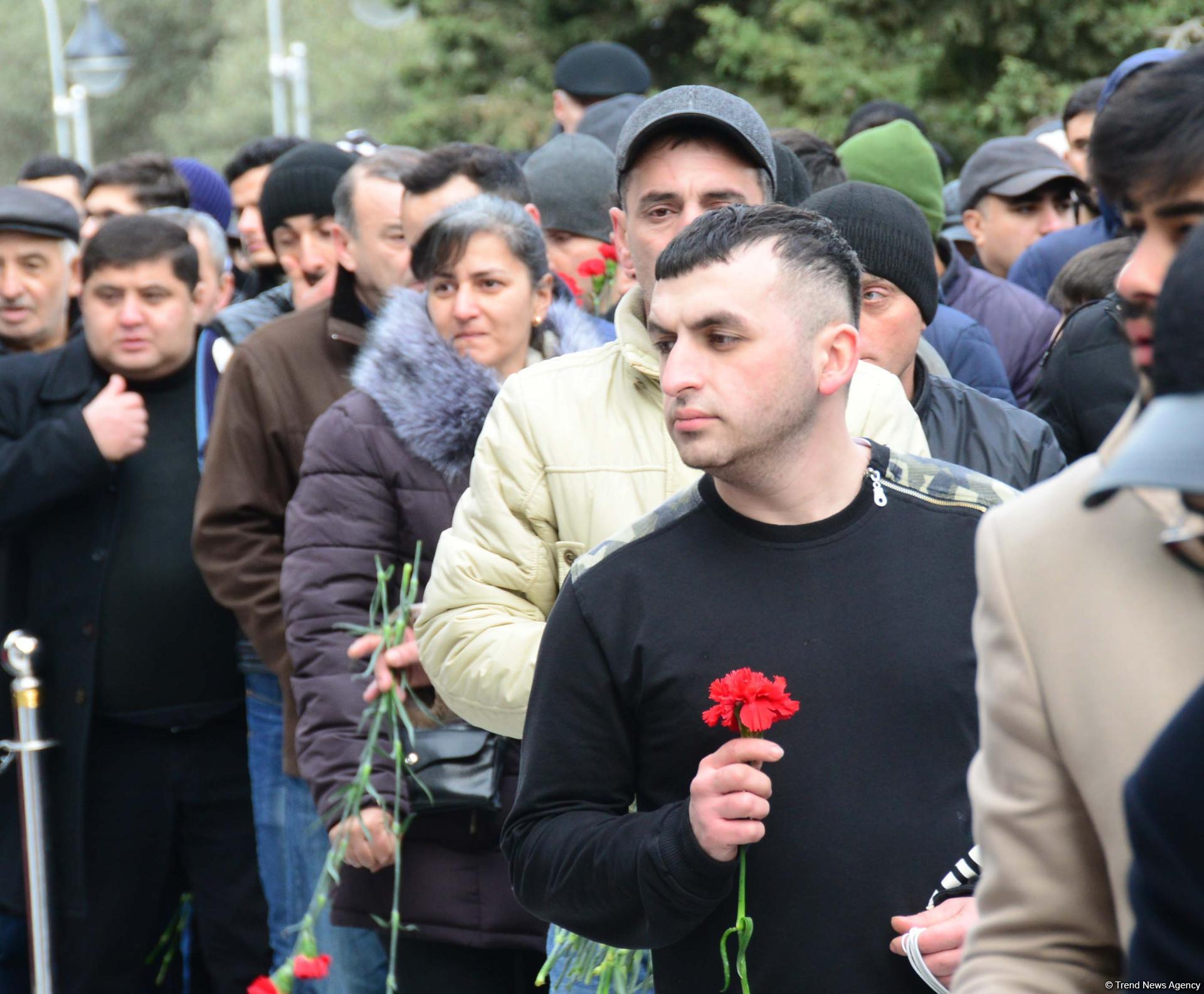 Azerbaijani public paying tribute to January 20 victims (PHOTO)