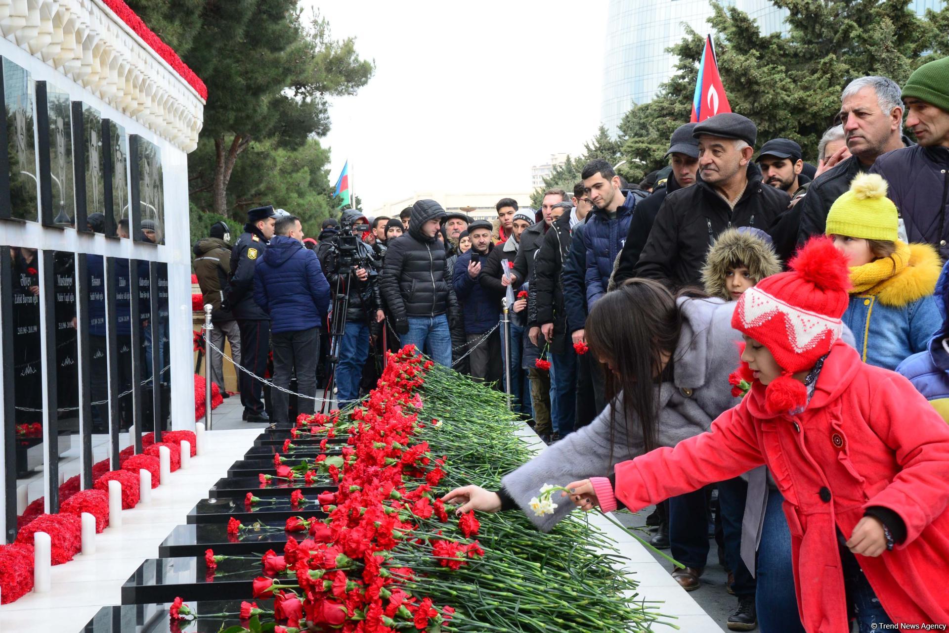 Azerbaijani public paying tribute to January 20 victims (PHOTO)