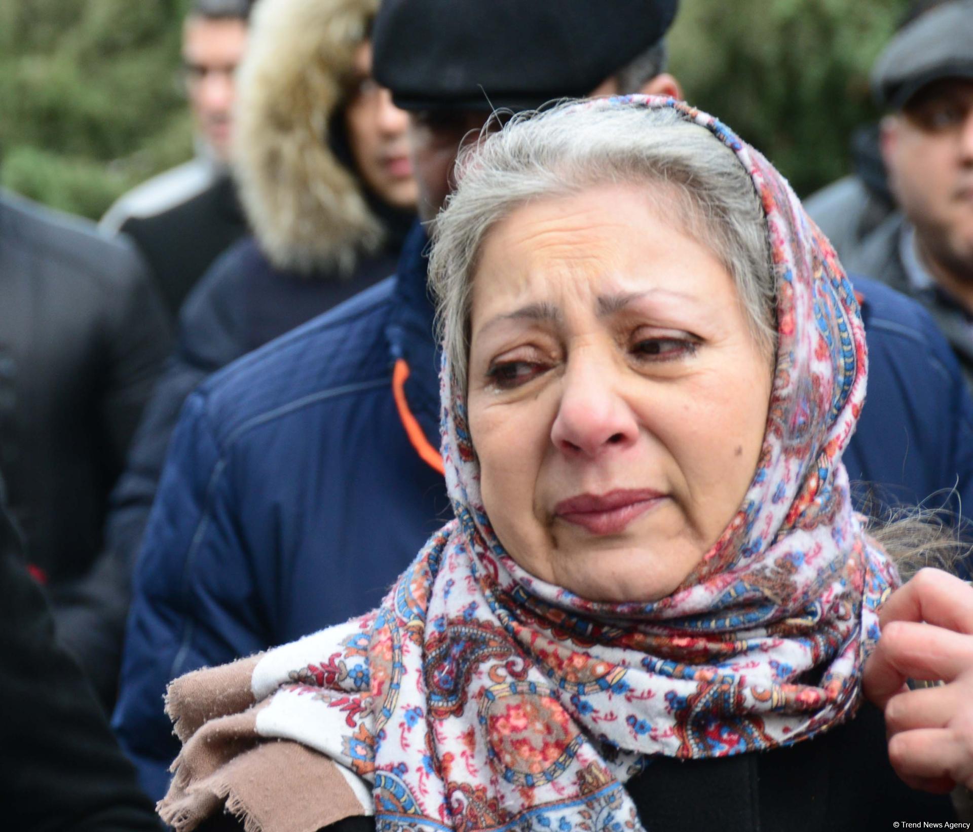 Azerbaijani public paying tribute to January 20 victims (PHOTO)