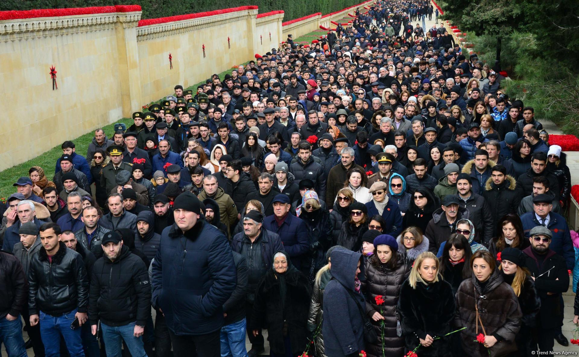 Azerbaijani public paying tribute to January 20 victims (PHOTO)