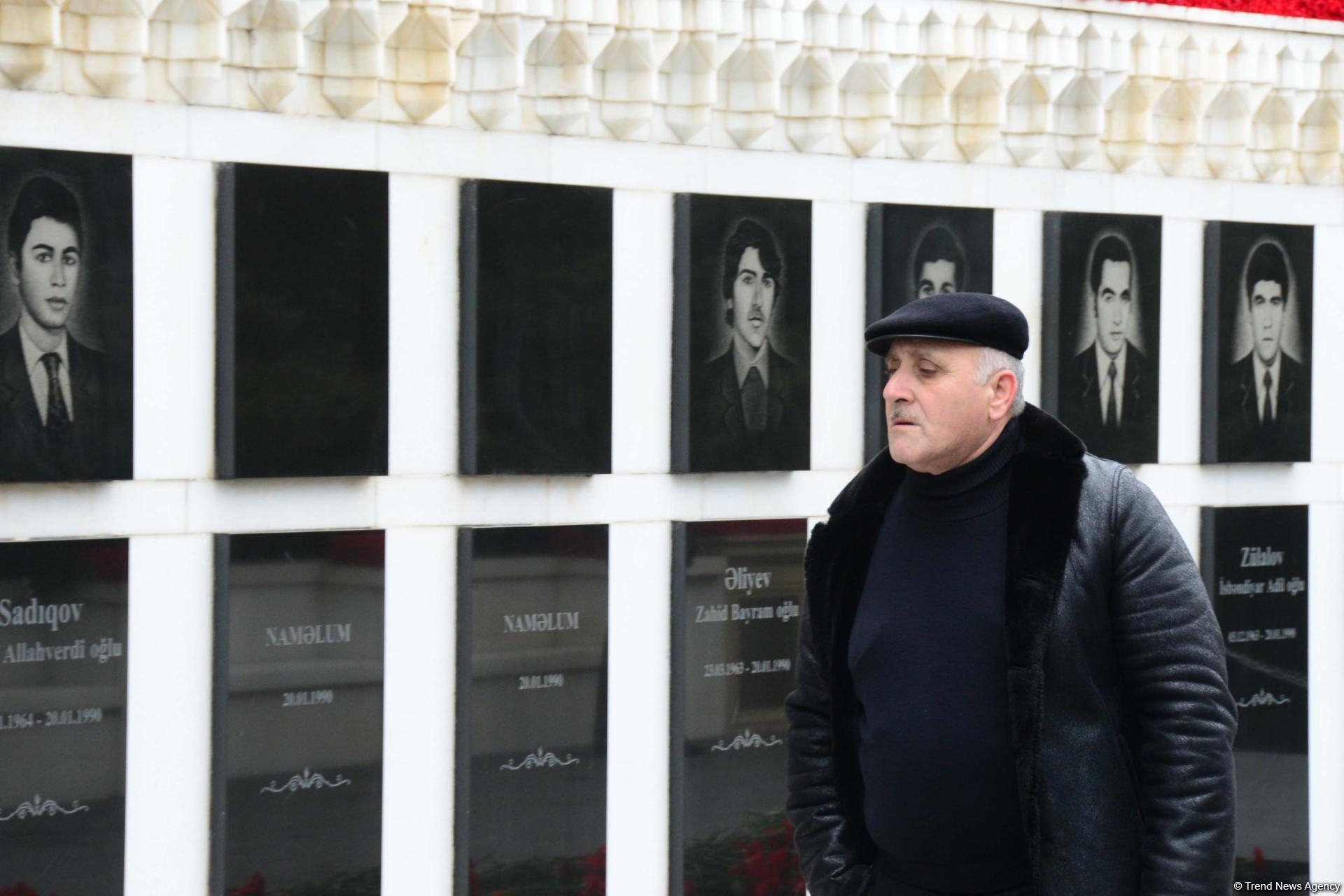 Azerbaijani public paying tribute to January 20 victims (PHOTO)