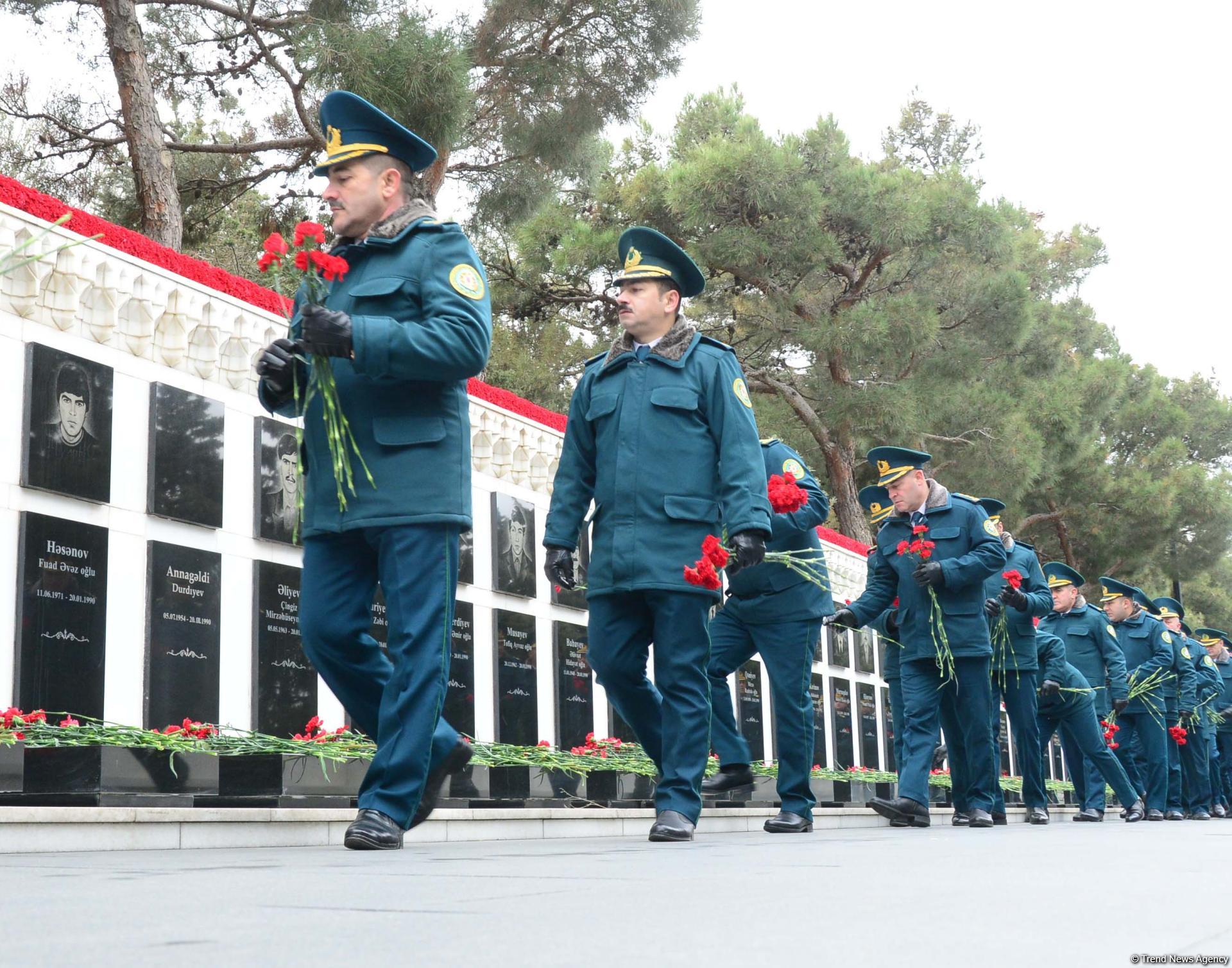 Azerbaijani public paying tribute to January 20 victims (PHOTO)