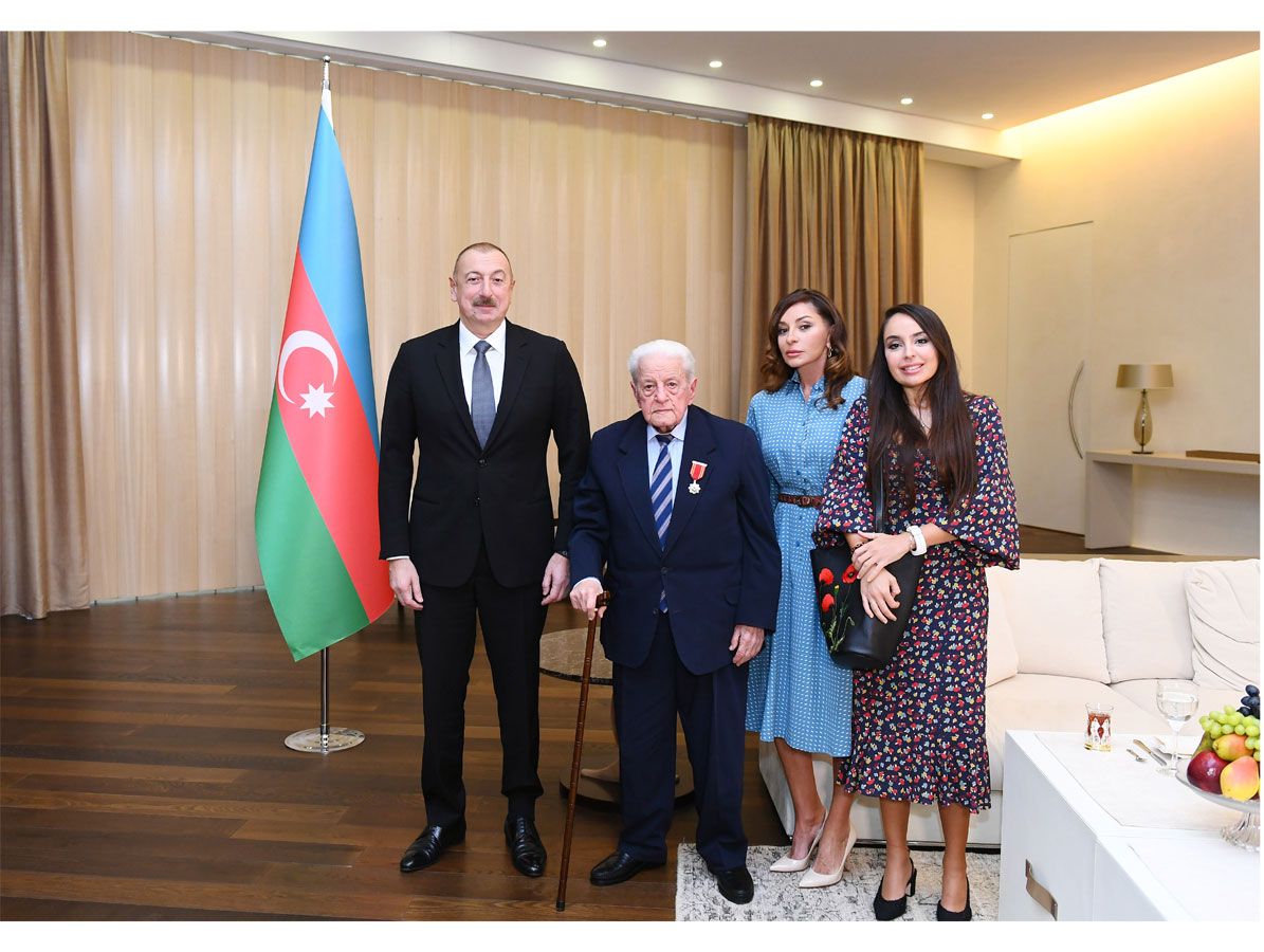 President Ilham Aliyev presents "Sharaf" Order to People’s Artist Alibaba Mammadov (PHOTO)
