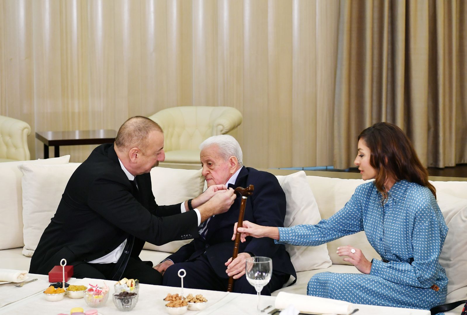 President Ilham Aliyev presents "Sharaf" Order to People’s Artist Alibaba Mammadov (PHOTO)