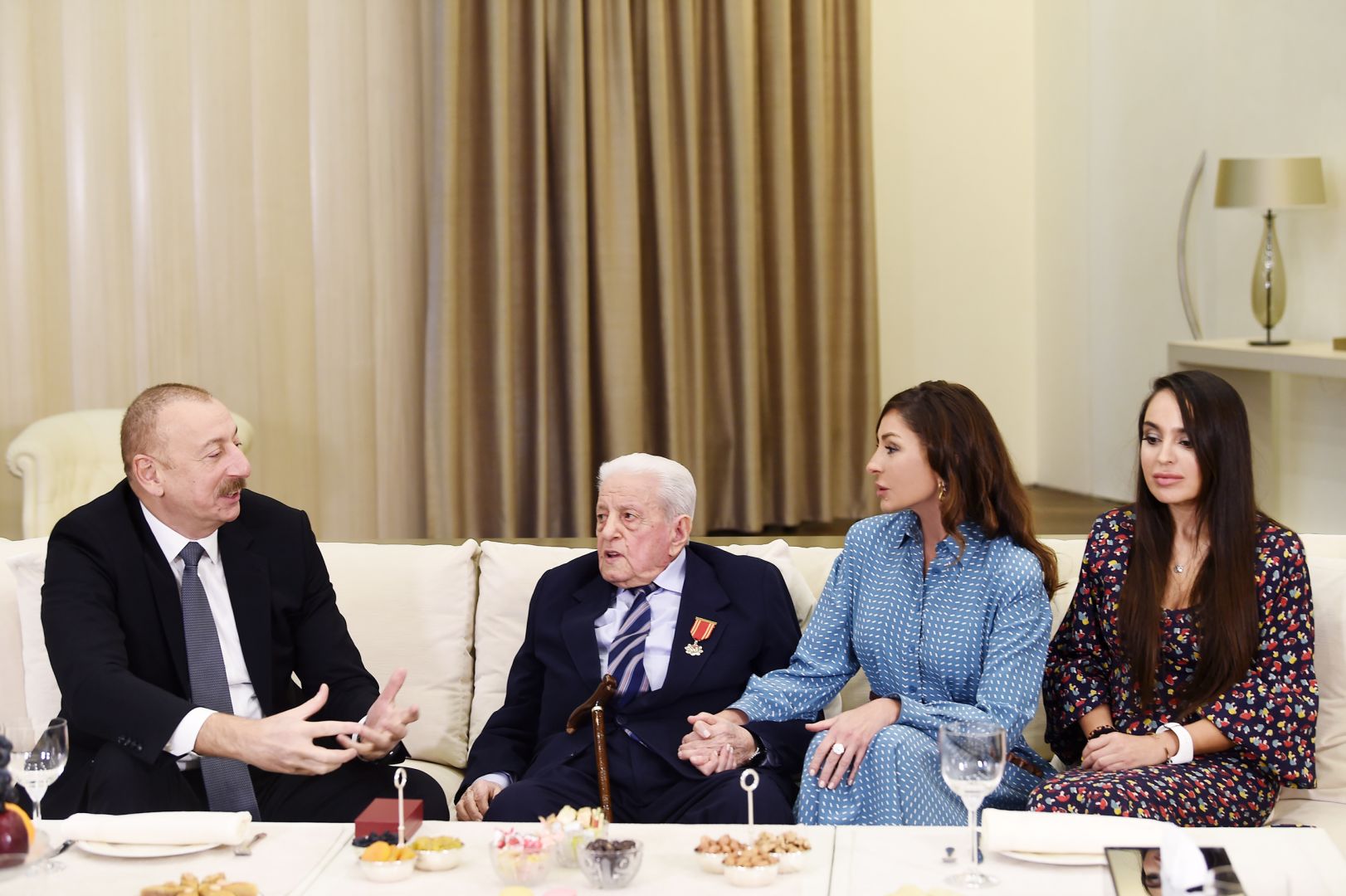 President Ilham Aliyev presents "Sharaf" Order to People’s Artist Alibaba Mammadov (PHOTO)