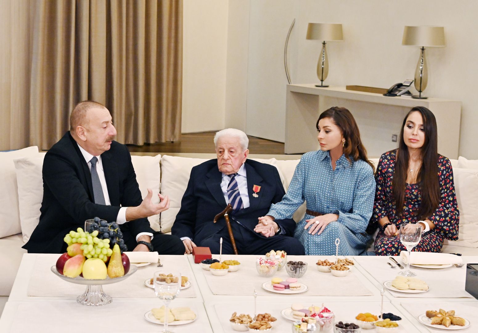 President Ilham Aliyev presents "Sharaf" Order to People’s Artist Alibaba Mammadov (PHOTO)