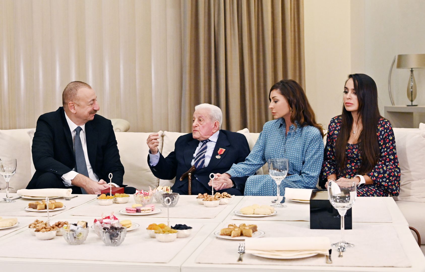 President Ilham Aliyev presents "Sharaf" Order to People’s Artist Alibaba Mammadov (PHOTO)
