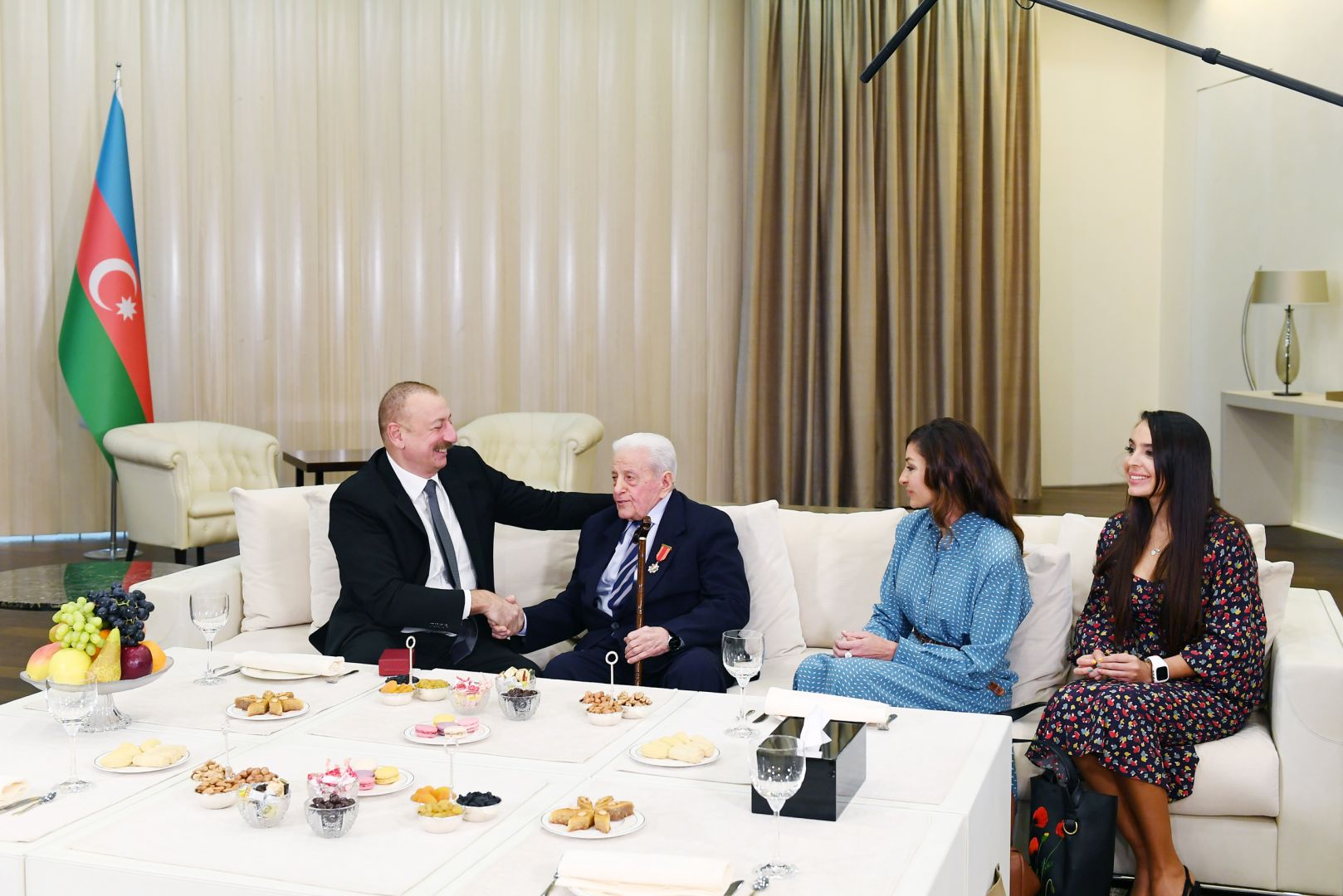 President Ilham Aliyev presents "Sharaf" Order to People’s Artist Alibaba Mammadov (PHOTO)