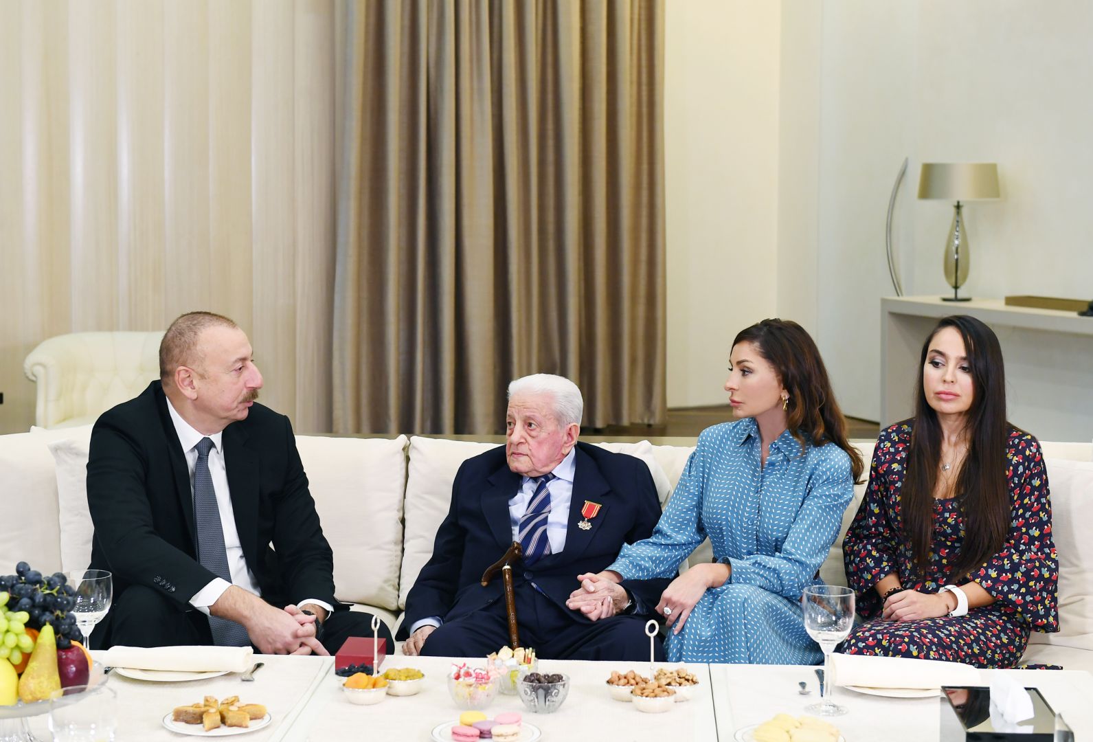 President Ilham Aliyev presents "Sharaf" Order to People’s Artist Alibaba Mammadov (PHOTO)