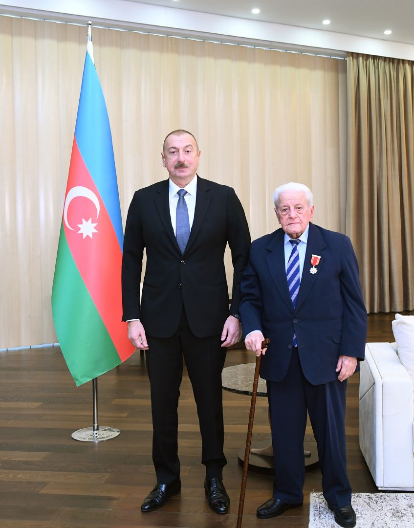 President Ilham Aliyev presents "Sharaf" Order to People’s Artist Alibaba Mammadov (PHOTO)