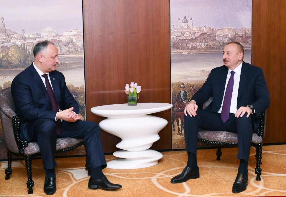 President Ilham Aliyev meets Moldovan President Igor Dodon in Munich (PHOTO)