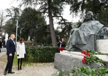 President Ilham Aliyev visits monument to great Azerbaijani poet and thinker Nizami Ganjavi in Rome (PHOTO)