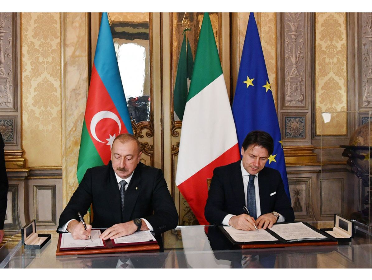 Azerbaijan, Italy exchange documents (PHOTO)
