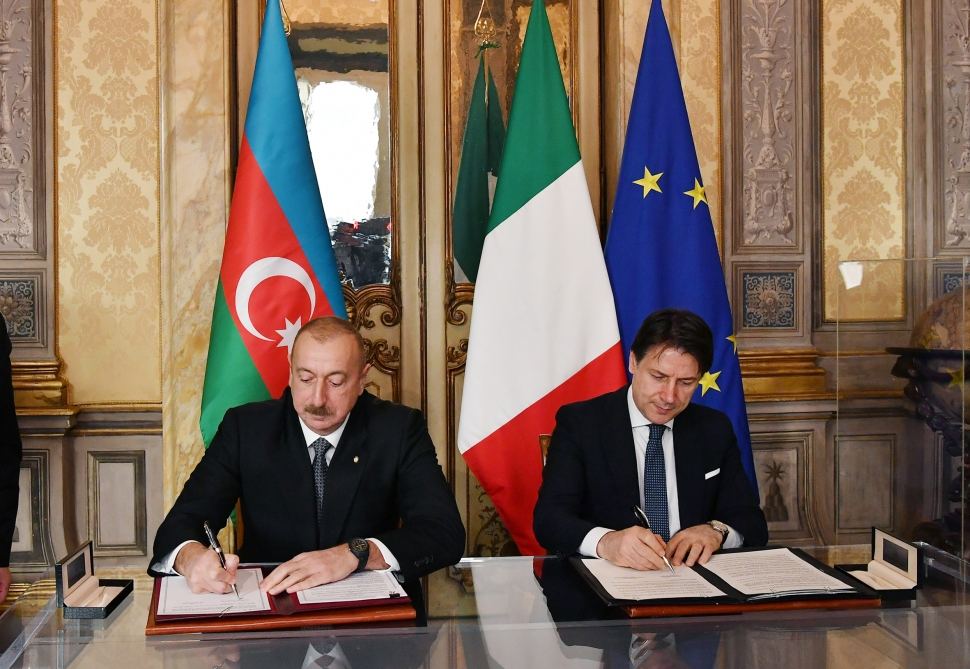 Azerbaijan, Italy exchange documents (PHOTO)