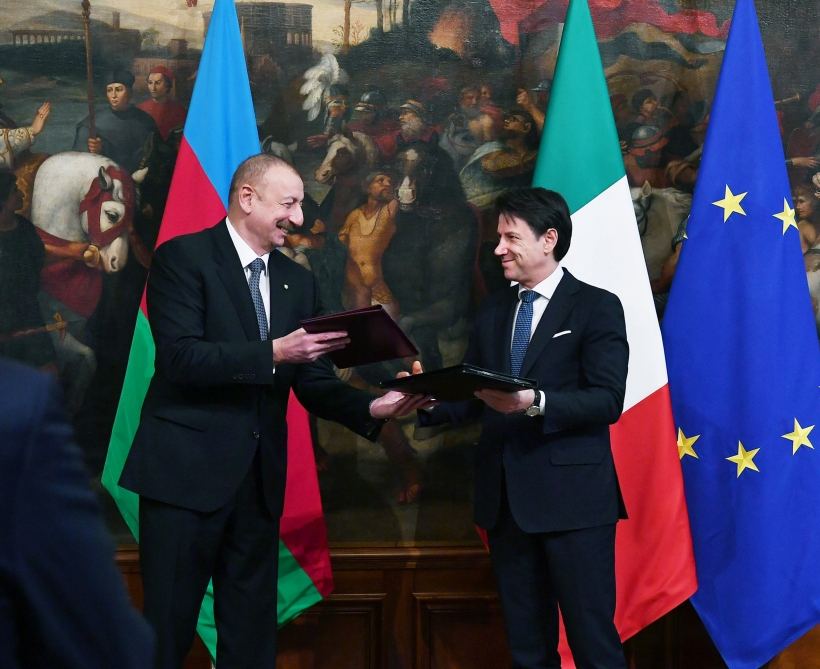 Azerbaijan, Italy exchange documents (PHOTO)