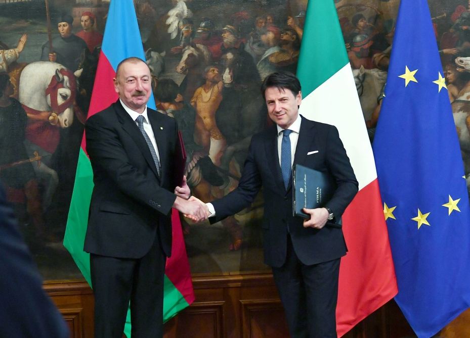 Azerbaijan, Italy exchange documents (PHOTO)