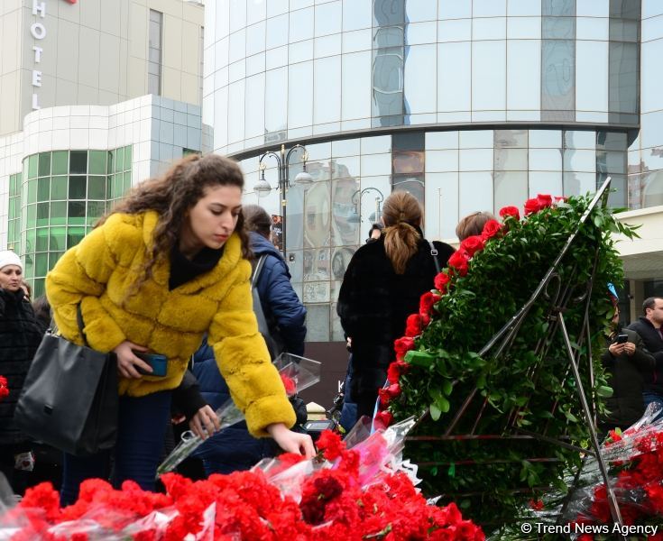Azerbaijani public commemorates Khojaly genocide victims (PHOTO)