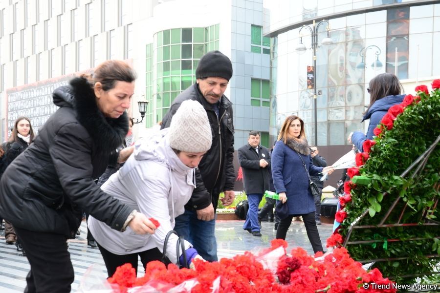 Azerbaijani public commemorates Khojaly genocide victims (PHOTO)
