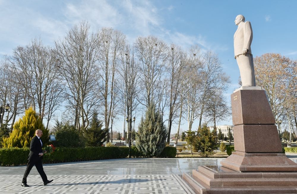 President Ilham Aliyev visited statue of national leader Heydar Aliyev in Gazakh district (PHOTO)