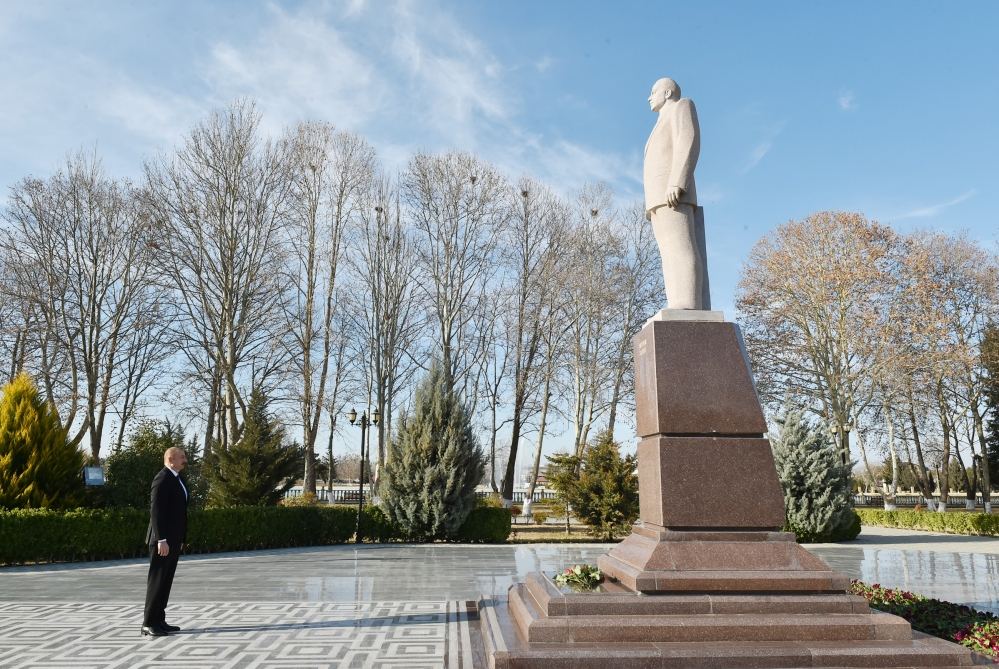 President Ilham Aliyev visited statue of national leader Heydar Aliyev in Gazakh district (PHOTO)