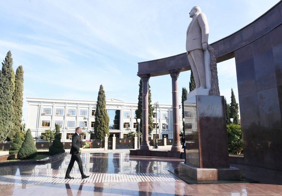Azerbaijani president arrives in Shamkir district for visit (PHOTO)