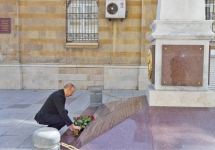 President Ilham Aliyev visits monument to Azerbaijan Democratic Republic (PHOTO)