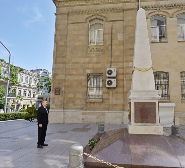 President Ilham Aliyev visits monument to Azerbaijan Democratic Republic (PHOTO)