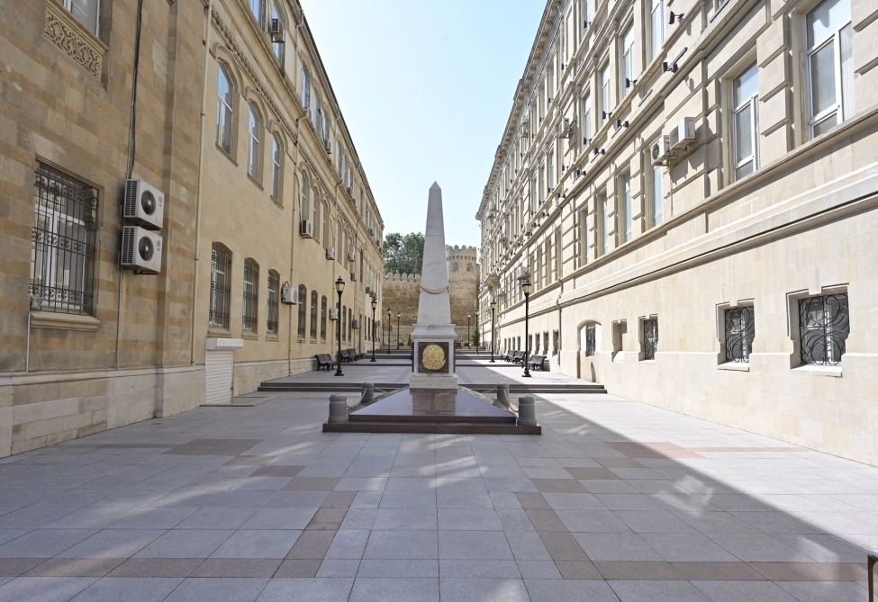 President Ilham Aliyev visits monument to Azerbaijan Democratic Republic (PHOTO)
