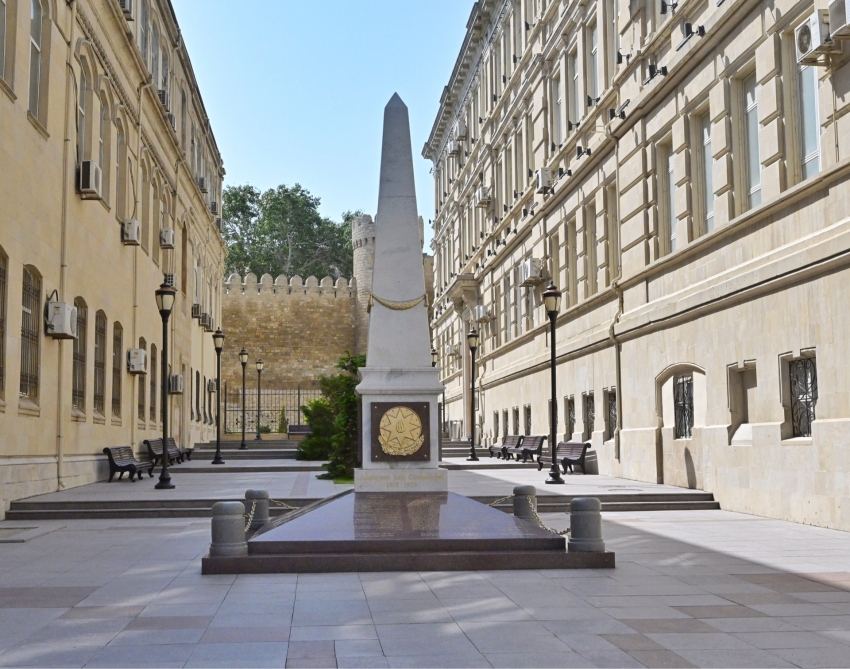 President Ilham Aliyev visits monument to Azerbaijan Democratic Republic (PHOTO)