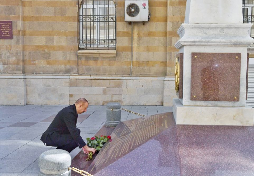 President Ilham Aliyev visits monument to Azerbaijan Democratic Republic (PHOTO)