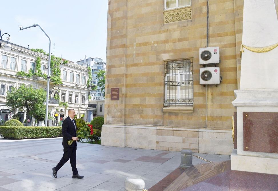 President Ilham Aliyev visits monument to Azerbaijan Democratic Republic (PHOTO)