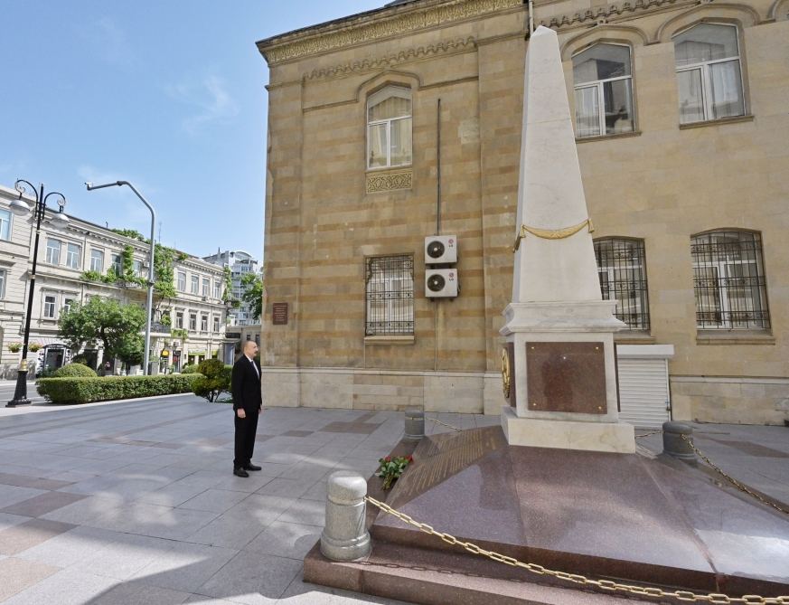 President Ilham Aliyev visits monument to Azerbaijan Democratic Republic (PHOTO)