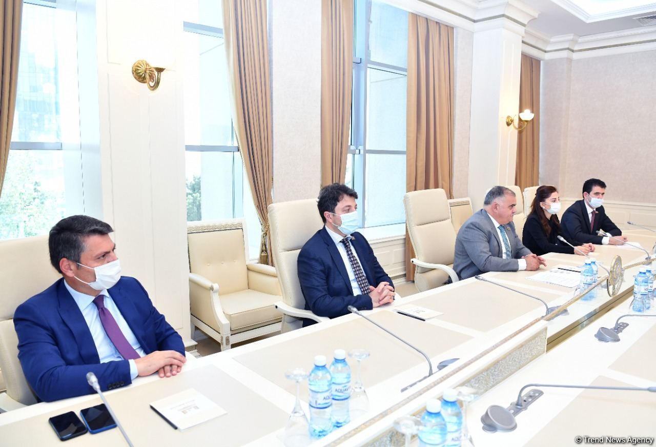 Azerbaijani officials discuss bilateral relations with Georgian ambassador (PHOTO)