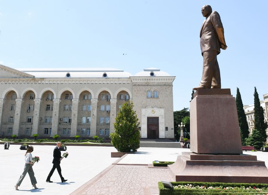 Azerbaijani president, first lady arrive in Ganja city for visit (PHOTO)
