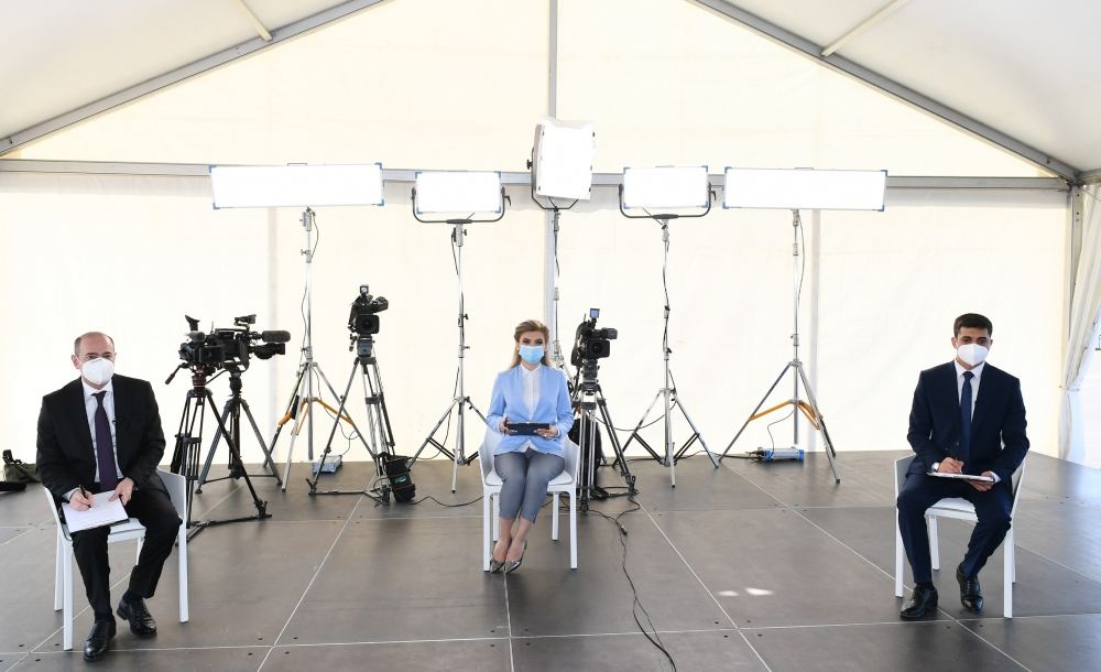 Azerbaijani president, first lady attend inauguration of modular hospital in Baku (PHOTO/VIDEO)