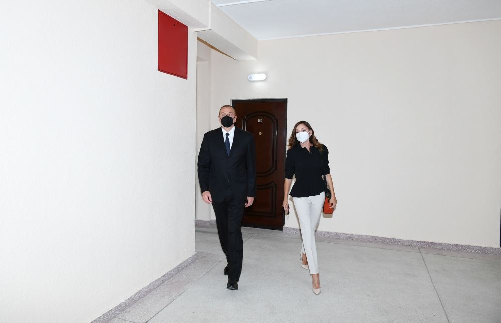 Azerbaijani president, first lady attend ceremony to give out apartments, cars to martyr families, war disabled in Baku (PHOTO/VIDEO)