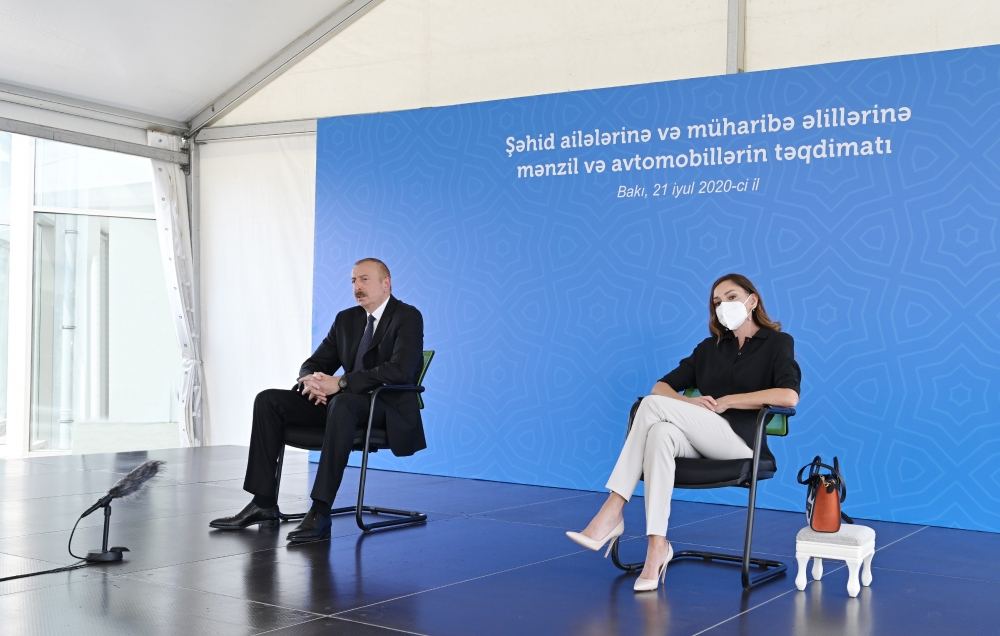 Azerbaijani president, first lady attend ceremony to give out apartments, cars to martyr families, war disabled in Baku (PHOTO/VIDEO)