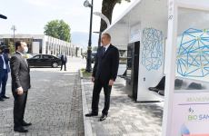 Azerbaijani president visits statue of national leader Heydar Aliyev in Ismayilli (PHOTO)