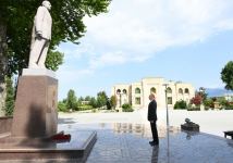 Azerbaijani president visits statue of national leader Heydar Aliyev in Ismayilli (PHOTO)