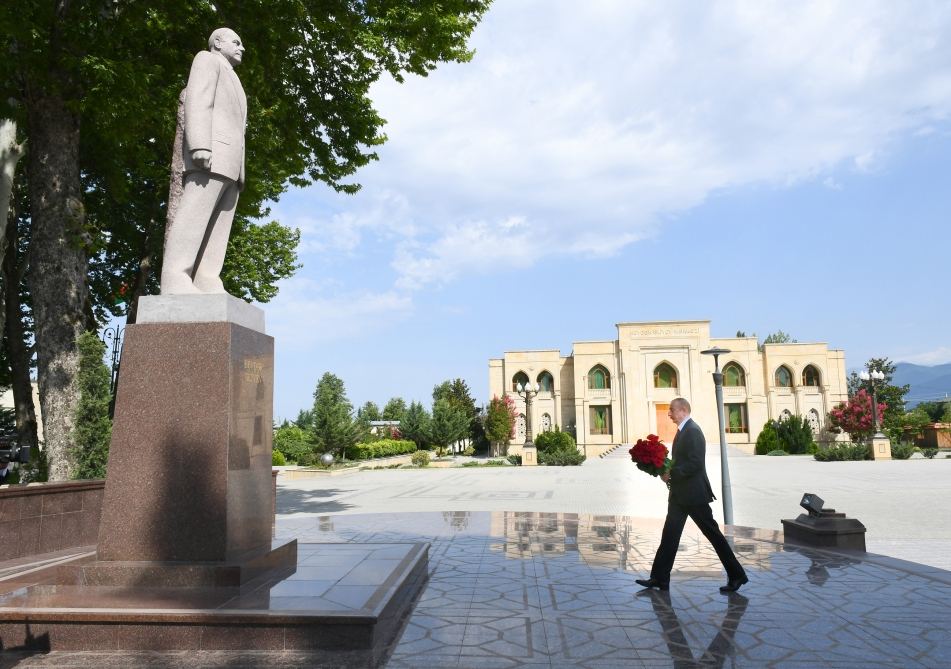Azerbaijani president visits statue of national leader Heydar Aliyev in Ismayilli (PHOTO)
