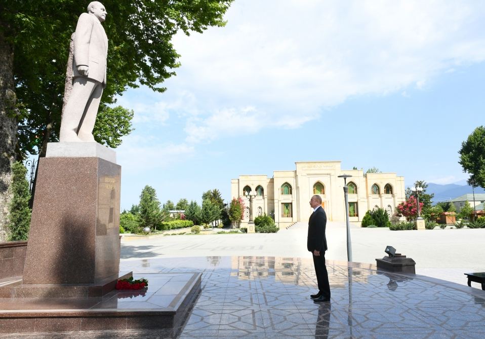 Azerbaijani president visits statue of national leader Heydar Aliyev in Ismayilli (PHOTO)