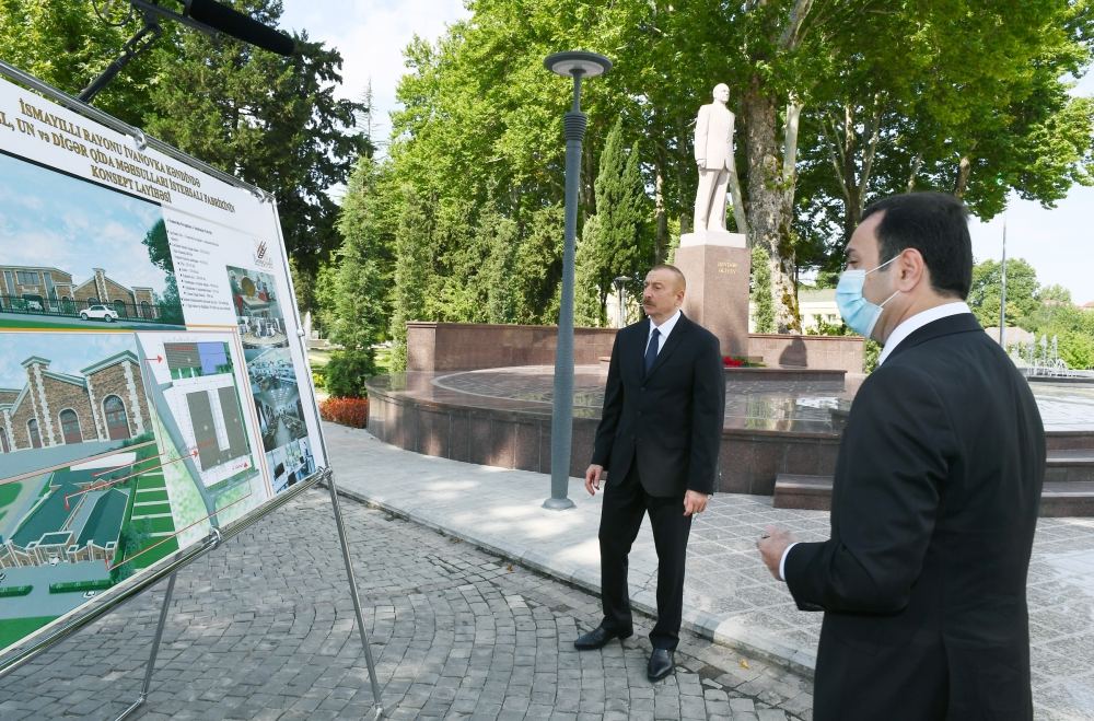 Azerbaijani president visits statue of national leader Heydar Aliyev in Ismayilli (PHOTO)