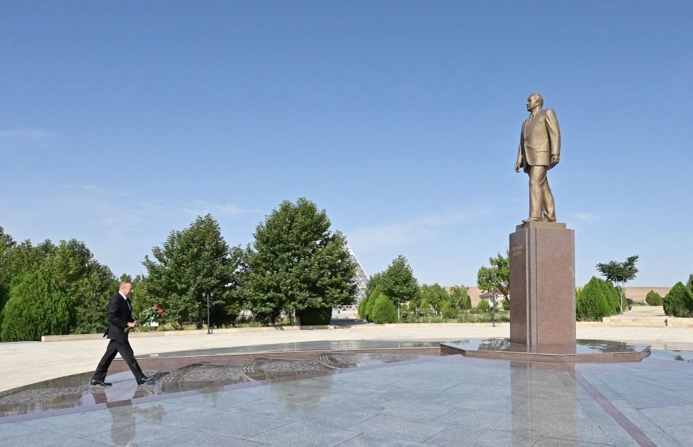 President Ilham Aliyev arrives in Gobustan district (PHOTO)