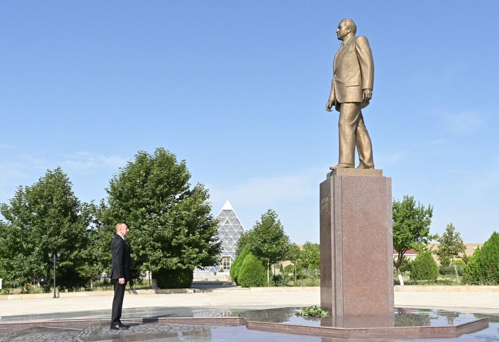 President Ilham Aliyev arrives in Gobustan district (PHOTO)